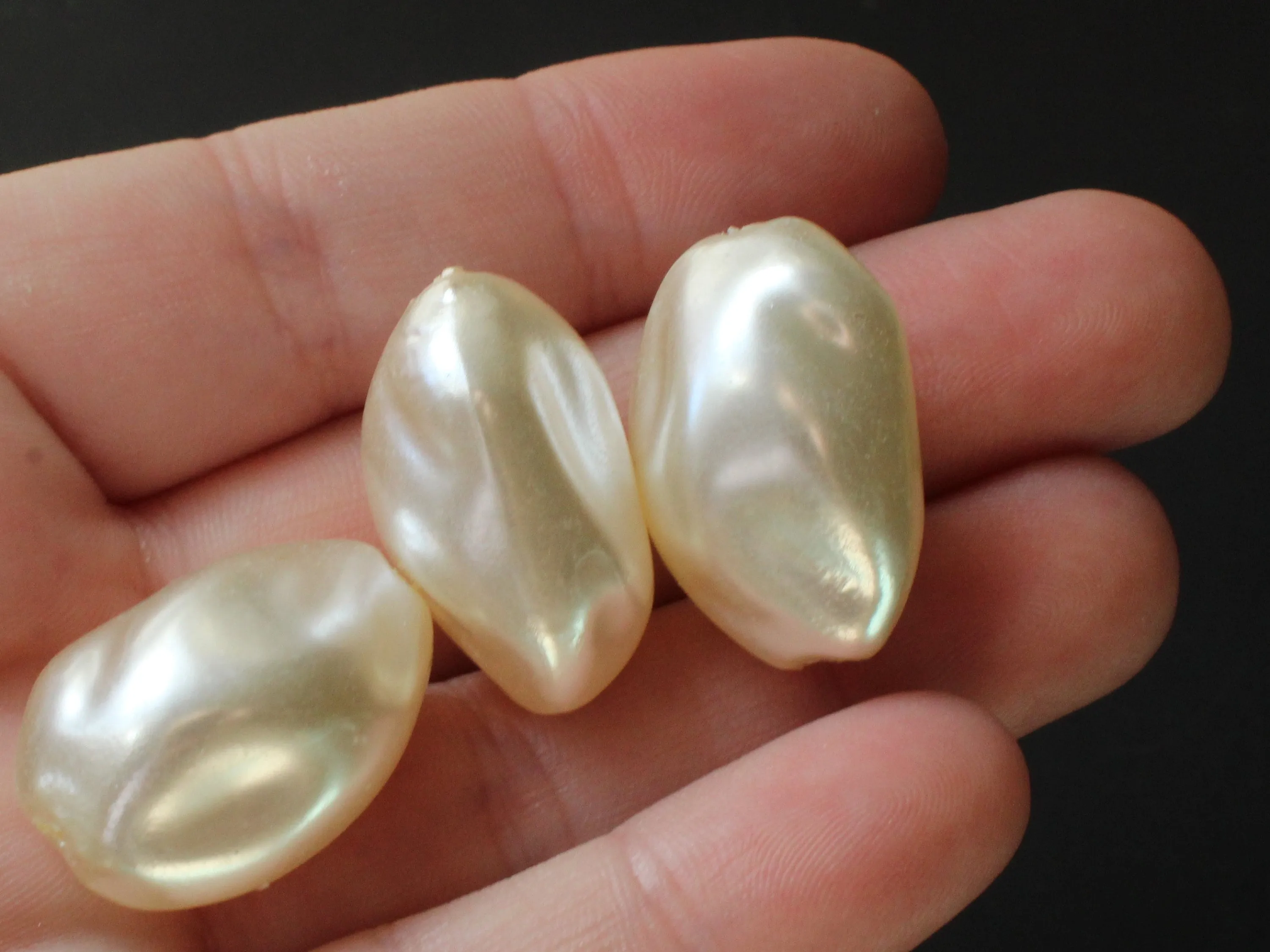 10 25mm White Baroque Oval Vintage Cultura Pearl Plastic Beads