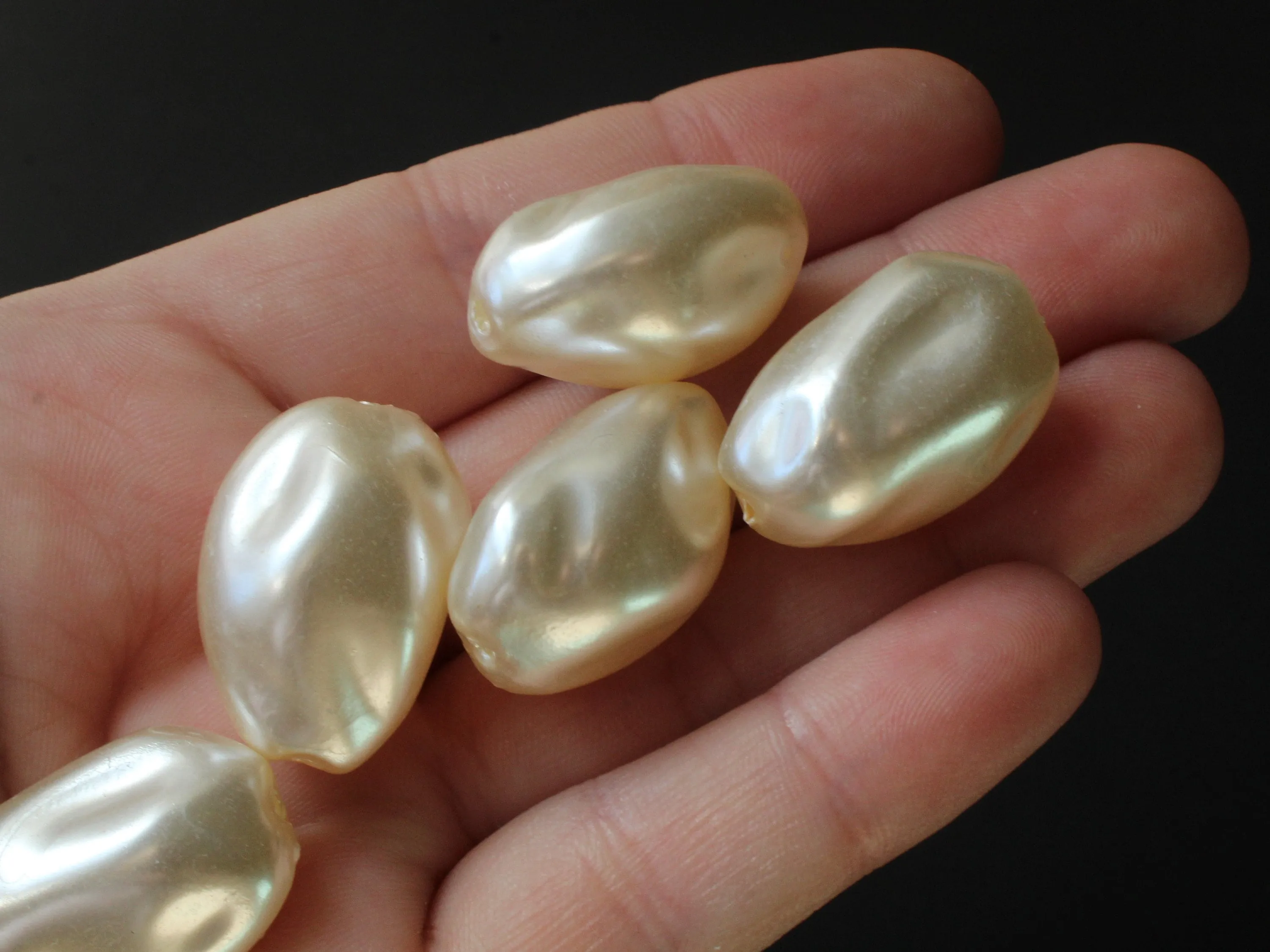 10 25mm White Baroque Oval Vintage Cultura Pearl Plastic Beads