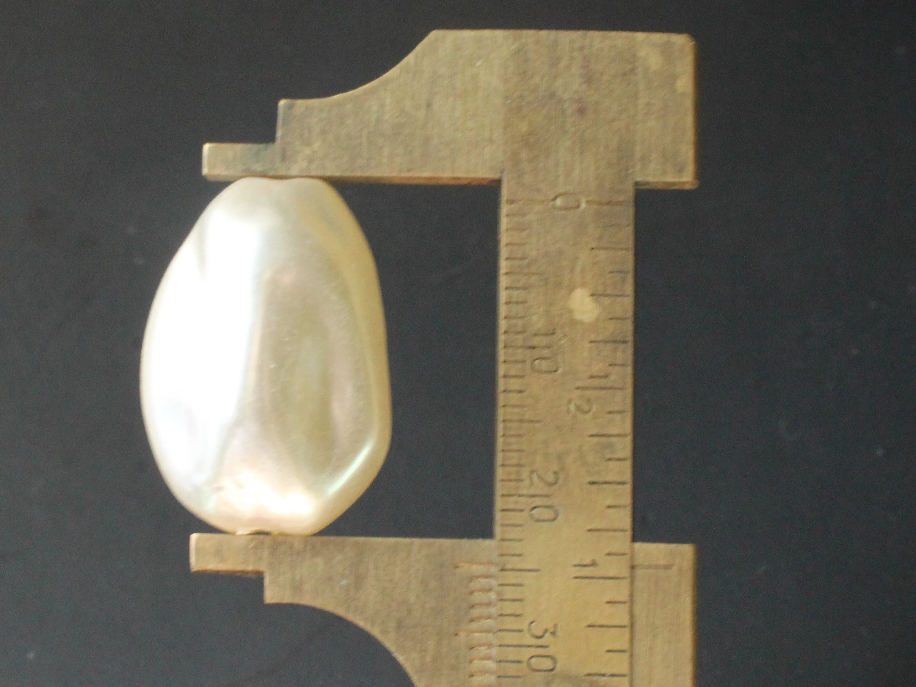 10 25mm White Baroque Oval Vintage Cultura Pearl Plastic Beads